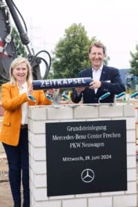 Susanne Stupp (Bürgermeisterin Frechen) und Matthias Hindemith (Direktor Mercedes-Benz Vertrieb Rheinland) bei der Grundsteinlegung für das Mercedes-Benz Pkw Center Frechen