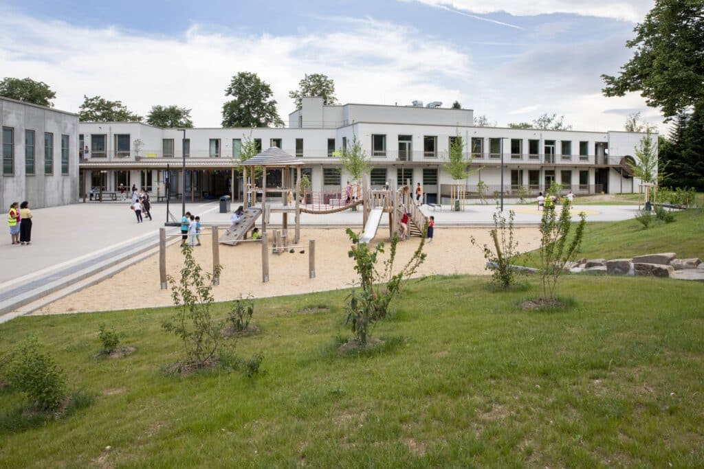 Neubau für die Friedrich-List-Schule in Köln Porz. Ein abgesenkter Schulhof mit großzügiger Sitzstufenanlage im Amphitheater-Stil lädt zum Aufenthalt ein.